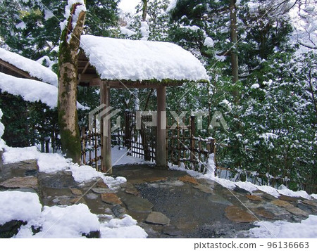 京都:大原寂光院的雪景 京都:大原寂光院的雪景 96136663