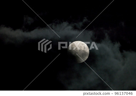 2022.11.8 Moon and clouds 96137046