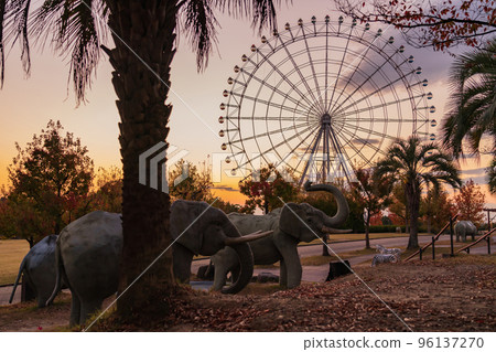 愛知萬博紀念公園，黃昏的摩天輪<愛知縣長手市> 96137270