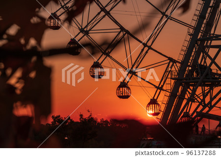 愛知萬博紀念公園，黃昏的摩天輪<愛知縣長手市> 96137288