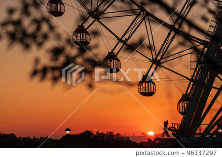 Aichi Expo Commemorative Park, Ferris wheel at dusk <Nagakute City, Aichi Prefecture> 96137297