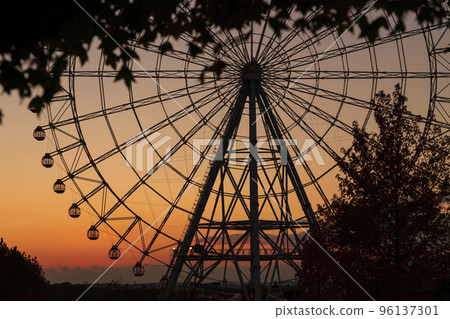 Aichi Expo Commemorative Park, Ferris wheel at dusk <Nagakute City, Aichi Prefecture> Aichi Expo Commemorative Park, Ferris wheel at dusk <Nagakute City, Aichi Prefecture> 96137301