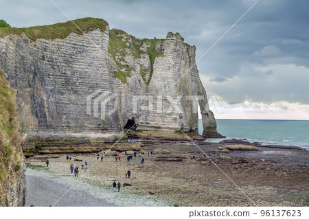 Cliffs in Etretat, France 96137623
