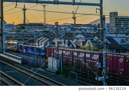 [京都] 貨運列車、黃昏和京都塔 96138139