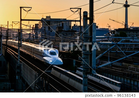 [京都]閃亮的新幹線、日落和京都塔 96138143