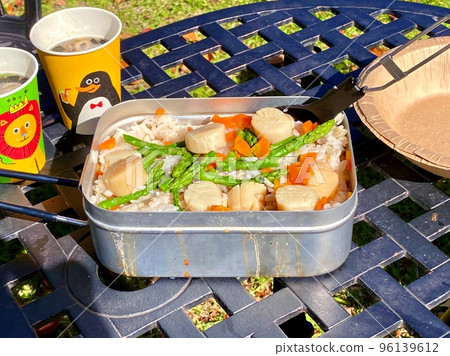 美味的野營飯，用mesteen，扇貝飯製成 96139612