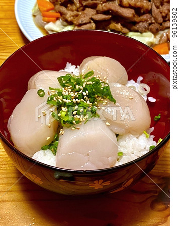 來自鄂霍次克海的美味大蔥扇貝蓋飯 96139802