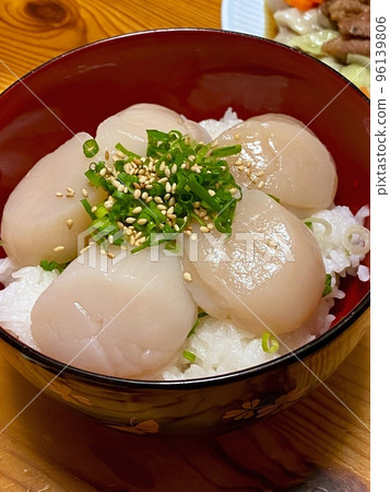 Delicious green onion scallop rice bowl from the Sea of Okhotsk Delicious green onion scallop rice bowl from the Sea of Okhotsk 96139806