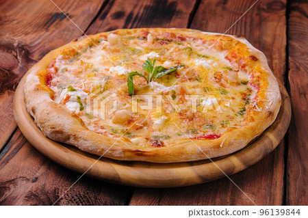 Shrimp pizza with different types of cheese 96139844