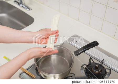 [中間主婦用筷子煮麵條] 96141570