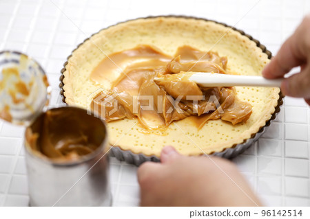 Banoffee 派食譜 在烤派皮上塗上太妃糖 96142514