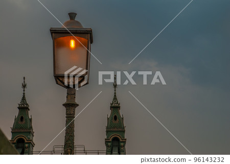 Lamp on the Hammersmith Bridge in the west side of London The first suspension bridge that crossed the River Thames from Hammersmith to Barnes 96143232