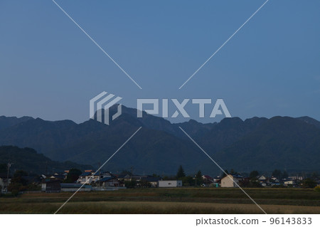 北斗市白州町、青山和黎明前的寧靜城市景觀 96143833