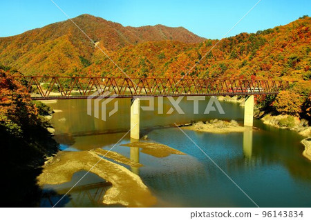 從火車車窗看到的紅葉和伊賀里湖......乘坐火車前往金州南會津鐵路/快速列車 96143834