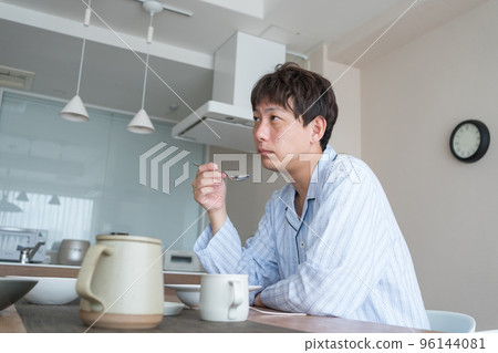穿著睡衣吃早餐 96144081