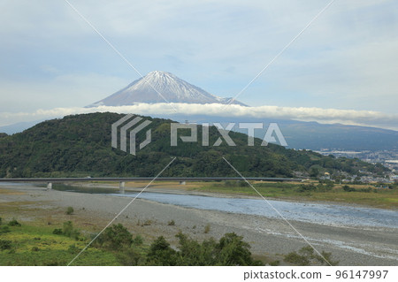 從富士川西岸看到的富士 從富士川西岸看到的富士 96147997