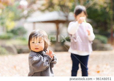 孩子們在秋季公園玩耍 孩子們在秋季公園玩耍 96148051