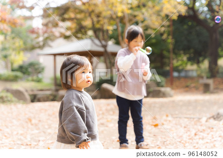 孩子們在秋季公園玩耍 96148052