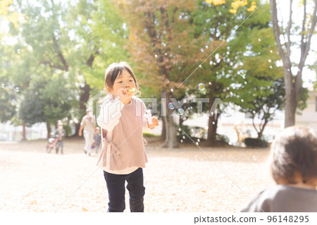 Children playing in autumn park 96148295