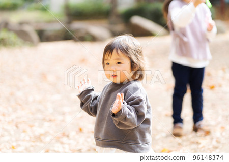 孩子們在秋季公園玩耍 96148374