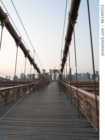 Classic view of the pedestrian part of the Brooklyn Bridge in the early morning 96148553