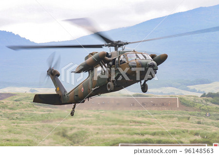 陸上自衛隊直升機著陸 96148563