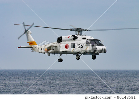 飛越海上的海上自衛隊巡邏直升機 96148581