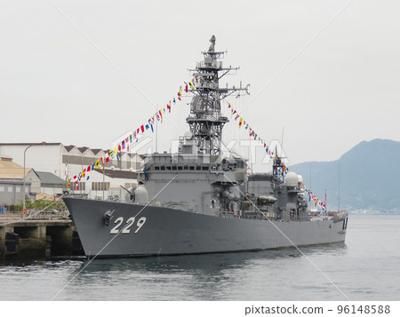 停泊的海上自衛隊驅逐艦 96148588
