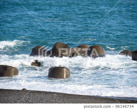 海岸上的消波塊。 96148734