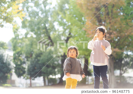 孩子們在秋季公園玩耍 96148775