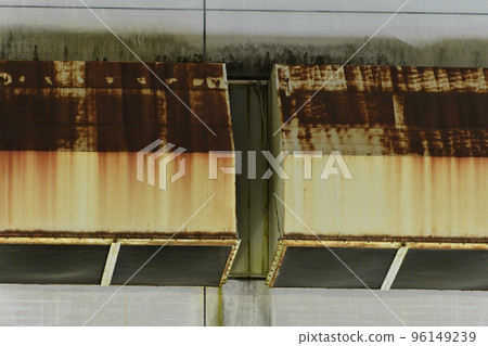 風道。與工廠外牆相連的管道。空調、通風和排煙設備。 96149239