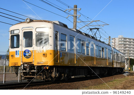 Takamatsu Kotohira Electric Railway Series 1080 on the Kotohira Line in the evening 96149240