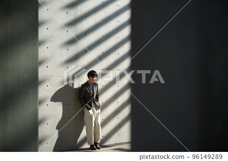man standing by the wall 96149289