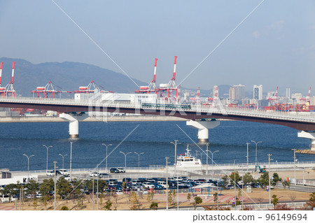 從神戶機場看到的神戶機場連接橋、港口島和六甲山 96149694