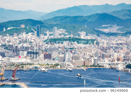以廣島港為中心的城市中心區景觀，廣島市的大海門戶。您可以看到宇品、羊山公園和廣島站。 96149908