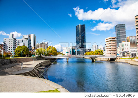 從廣島站流出的遠古川周邊地區正在進行城市開發，預計將繁榮。欣賞美麗的城市風光。 96149909