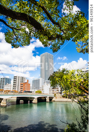 This is the scenery of the city area around Kojin Bridge on the opposite bank from the Enko River Green Space on the west side of the Enko River. The central building is Grancross Tower 96149914