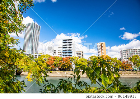 This is the urban landscape from Kojinbashi near the south exit of Hiroshima Station to Nishikojincho on the east side. The building on the left is Grancross Tower. 96149915
