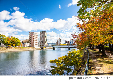 This is the urban landscape around Nishikaniya-cho and Taisho Bridge, which is slightly downstream from Hiroshima Station. The park on the right is Enkougawa Ryokuchi. It's early autumn. 96149916