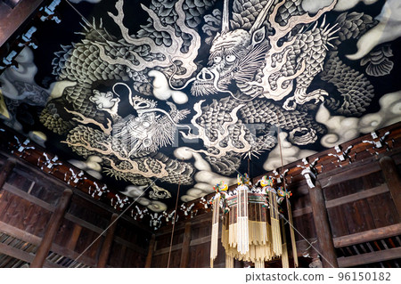 Twin dragons at Kenninji Temple in Kyoto Prefecture Twin dragons at Kenninji Temple in Kyoto Prefecture 96150182