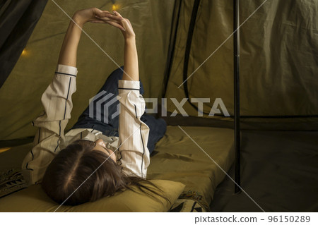 室內露營，年輕女子在帳篷裡放鬆 96150289