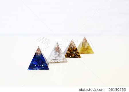 pyramidal orgonite 96150363