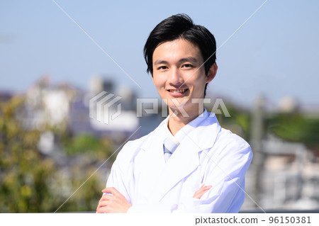 An image of a cool, easy-to-use doctor Looking at the camera Cityscape in the background An image of a cool, easy-to-use doctor Looking at the camera Cityscape in the background 96150381