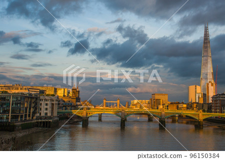 The bridges and the skyscraper Shard at morning dusk.. 96150384