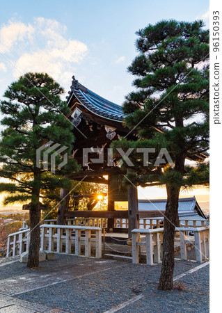 Autumn in Kyoto Okazaki Konkai Komyoji temple bell tower with colored leaves Autumn in Kyoto Okazaki Konkai Komyoji temple bell tower with colored leaves 96150393