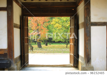Beautiful old palace, Changdeokgung in autumn 96152485