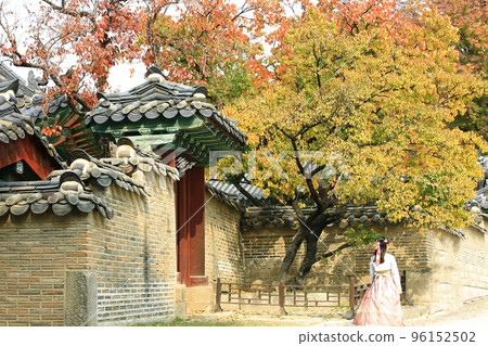 Beautiful old palace, Changdeokgung in autumn Beautiful old palace, Changdeokgung in autumn 96152502