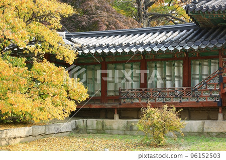 Beautiful old palace, Changdeokgung in autumn Beautiful old palace, Changdeokgung in autumn 96152503