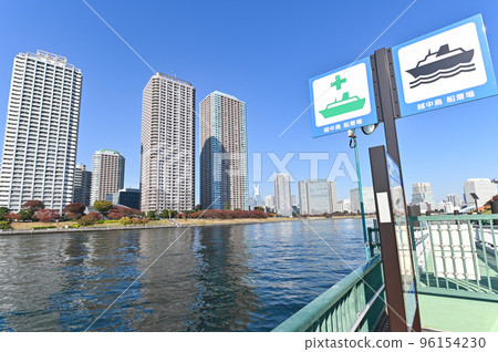 A view of the Sumida River waterfront from Etchujima Park in Tokyo 96154230