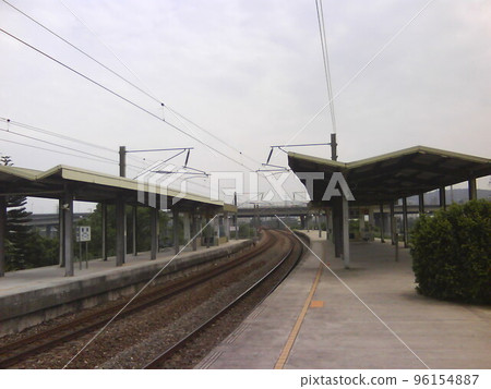 苗栗,台灣-05.05.2013:台灣歷史景觀:台鐵豐府站換乘站前的月台和軌道 苗栗,台灣-05.05.2013:台灣歷史景觀:台鐵豐府站換乘站前的月台和軌道 96154887